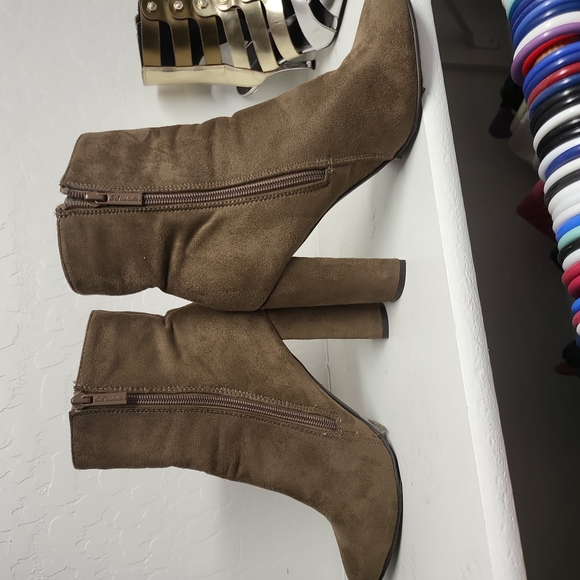 Suede boots - Picture 4 of 4